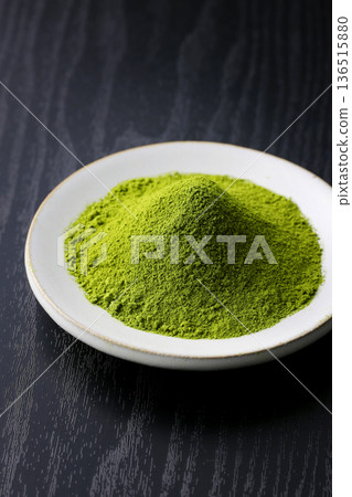 鮮豔的綠色抹茶粉在黑色木紋背景的襯托下格外醒目。 136515880