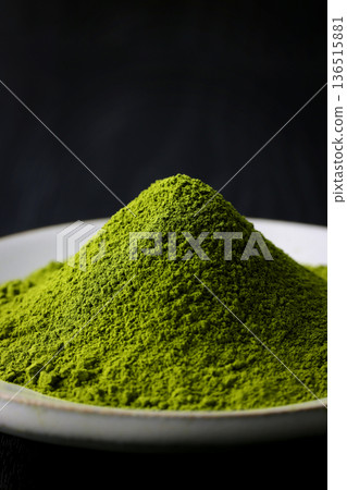 鮮豔的綠色抹茶粉在黑色木紋背景的襯托下格外醒目。 136515881