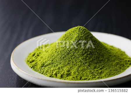 鮮豔的綠色抹茶粉在黑色木紋背景的襯托下格外醒目。 136515882