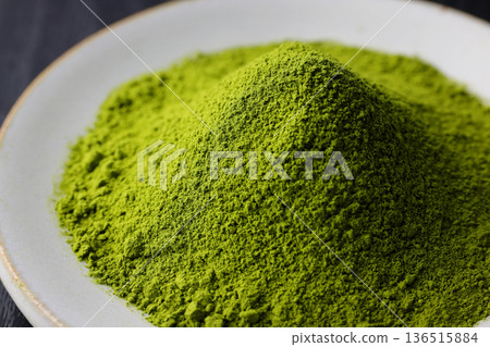 鮮豔的綠色抹茶粉在黑色木紋背景的襯托下格外醒目。 136515884