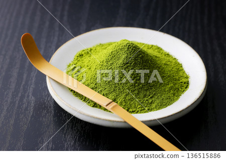 鮮豔的綠色抹茶粉在黑色木紋背景的襯托下格外醒目。 136515886