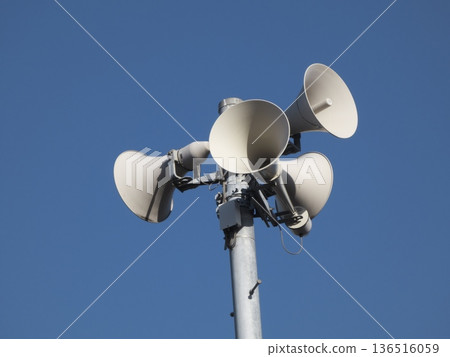 用於防災廣播的戶外公共廣播揚聲器矗立在藍天之下 136516059