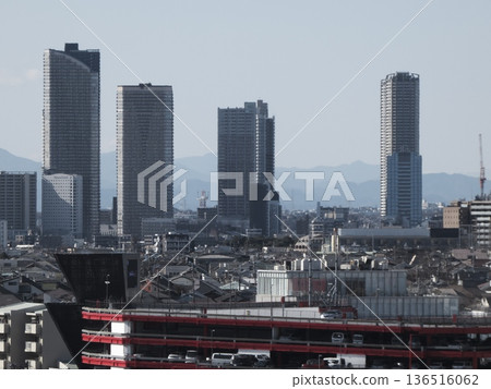 Winter cityscape with Musashi-Kosugi tower apartment complexes and distant mountains Winter cityscape with Musashi-Kosugi tower apartment complexes and distant mountains 136516062