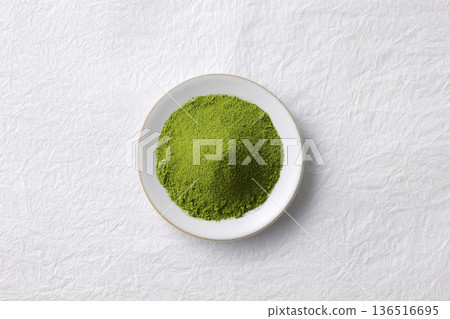 白色和紙背景和鮮豔的綠色抹茶粉 136516695