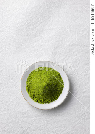 白色和紙背景和鮮豔的綠色抹茶粉 136516697