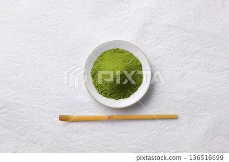 白色和紙背景和鮮豔的綠色抹茶粉 136516699