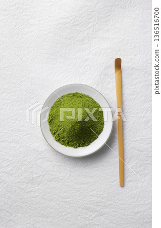 白色和紙背景和鮮豔的綠色抹茶粉 136516700
