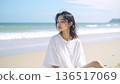 自然光下海邊的自然人像 136517069