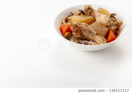 雞翅蘿蔔燉胡蘿蔔和蟹菇，日式家常菜 136517117