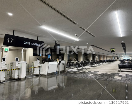 空蕩蕩的機場航廈 空蕩蕩的機場航廈 136517961