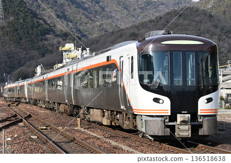 冬季，HC85系列飛驒特快列車抵達高山本線坂保木站。 136518638