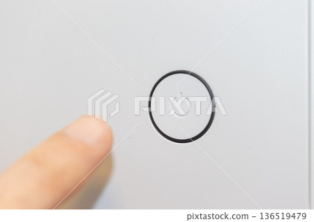 用手指按下裝置的電源開關 用手指按下裝置的電源開關 136519479