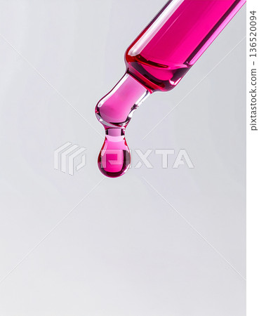 粉紅色精華液滴 | 精華液從滴管滴落的特寫（白色背景，留白） 136520094