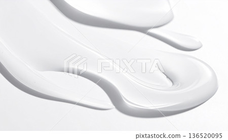 乳糖酸/乳酸圖片 | 透明凝膠質地在白色背景上擴散（護膚成分，微距） 136520095