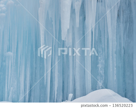 Beautiful frozen waterfall scenery in mid-winter tourist spot Beautiful frozen waterfall scenery in mid-winter tourist spot 136520223