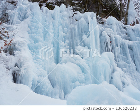 Beautiful ice waterfall scenery in Hida Ice Valley, a tourist attraction in Gifu Prefecture, in winter 136520238