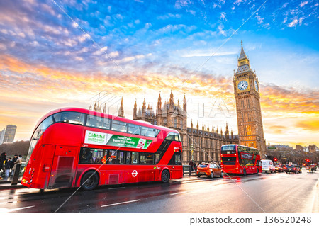 倫敦：日落時的伊麗莎白塔和雙層巴士。 136520248