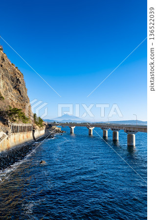在晴朗的冬日里，奧突海岸的海上高架橋和駿河灣上的富士山閃閃發光。 136522039