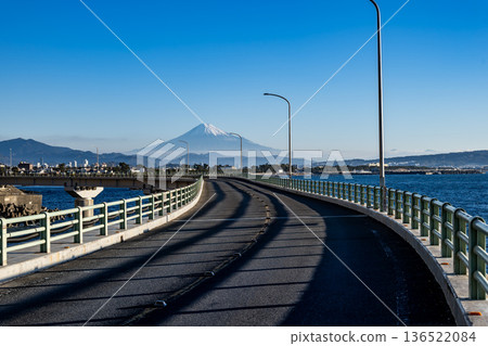 A travel landscape drawn by the straight coastal road leading to Mt. Fuji 136522084