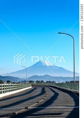 A travel landscape drawn by the straight coastal road leading to Mt. Fuji 136522085