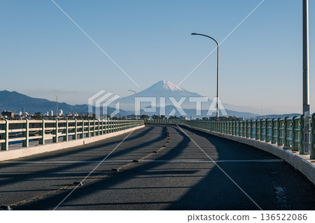 A travel landscape drawn by the straight coastal road leading to Mt. Fuji 136522086