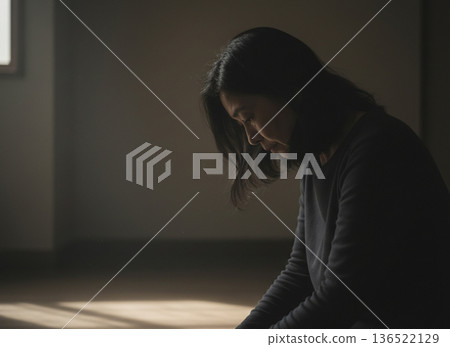 黑暗房間裡的悲傷女人 136522129