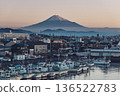 冬日清晨，從靜岡縣靜岡市的持宗漁港眺望富士山 136522783