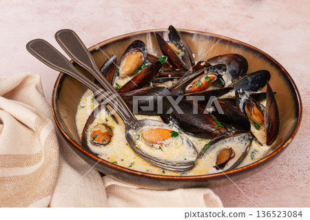 Mussels in creamy garlic sauce, served with fresh herbs and spices, homemade, no people, 136523084