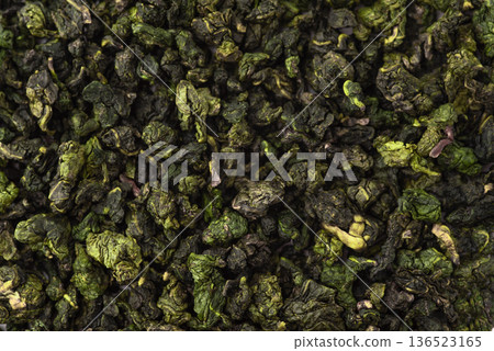 Dried leaves of Chinese oolong tea 136523165