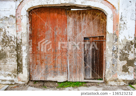 old wooden gate to the courtyard old wooden gate to the courtyard 136523232