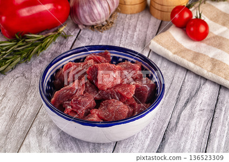 Raw beef meat cubes pieces Raw beef meat cubes pieces 136523309