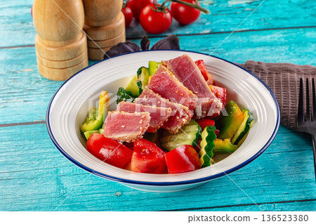 Salad with tuna tataki and avocado 136523380