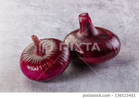Raw ripe purple whole onion 136523481