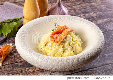 Risotto with natural crab leg 136523506