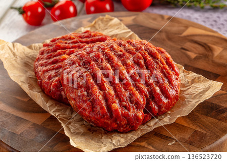 Raw uncoocked red beef round cutlet 136523720