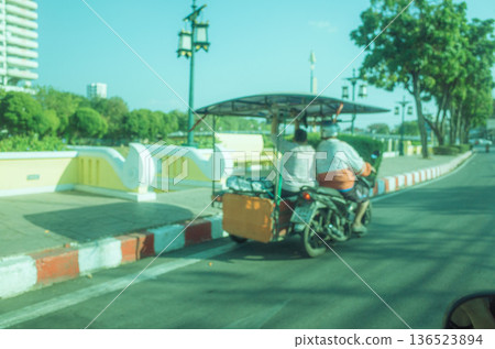 從曼谷的嘟嘟車上 136523894