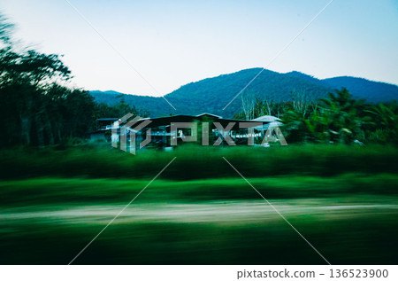 從開往曼谷的火車窗望出去 從開往曼谷的火車窗望出去 136523900