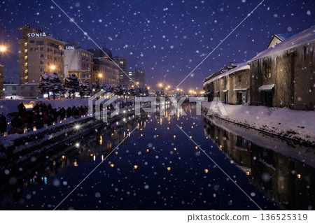 小樽運河雪光路夜視圖 136525319