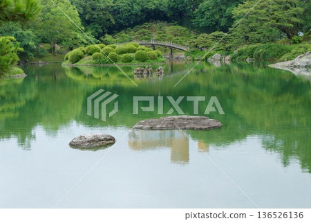 湖的新綠色和風景在Kuribayashi公園年輕葉子浮出水面 136526136