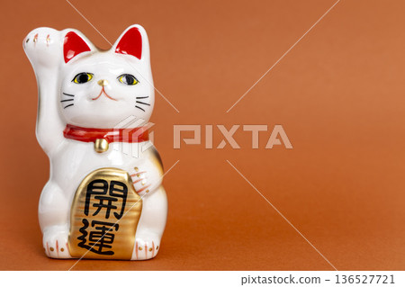棕色背景上的招財貓 136527721