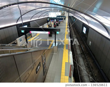 The Midosuji Line platform features a high dome-shaped ceiling... Osaka Metro Yodoyabashi Station platform The Midosuji Line platform features a high dome-shaped ceiling... Osaka Metro Yodoyabashi Station platform 136528611