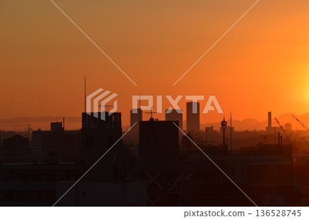 絢麗多彩的日落雲彩每時每刻都在變換形狀。 136528745