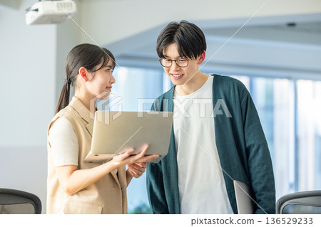 在辦公室工作的男性和女性工程師 在辦公室工作的男性和女性工程師 136529233