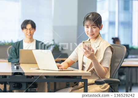 在辦公室使用智能手機的女商人 136529242