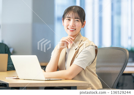 Business woman working on a personal computer Business woman working on a personal computer 136529244