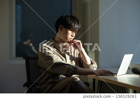 一個靠窗工作的人 136529261