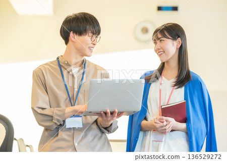辦公室和男人 136529272