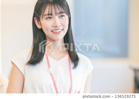 辦公室裡的年輕女子 136529275