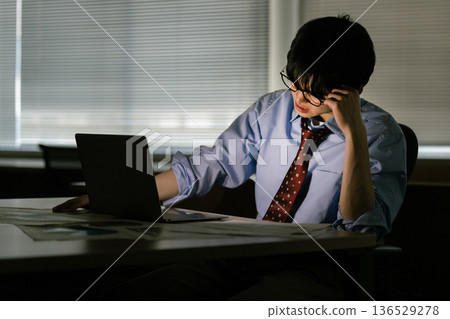 商人因加班而感到疲倦 136529278