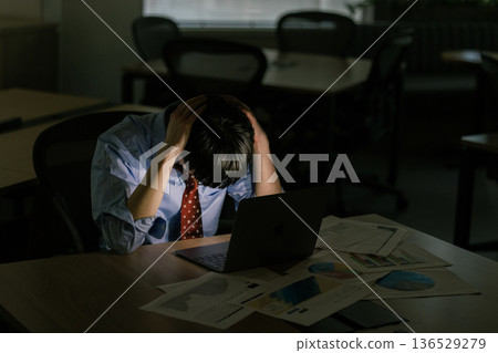 商人因加班而感到疲倦 136529279